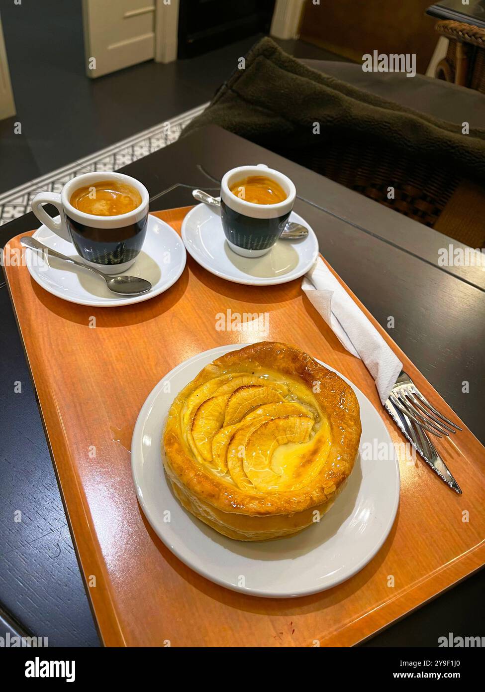 Torta di mele e due tazze di caffè. Foto Stock
