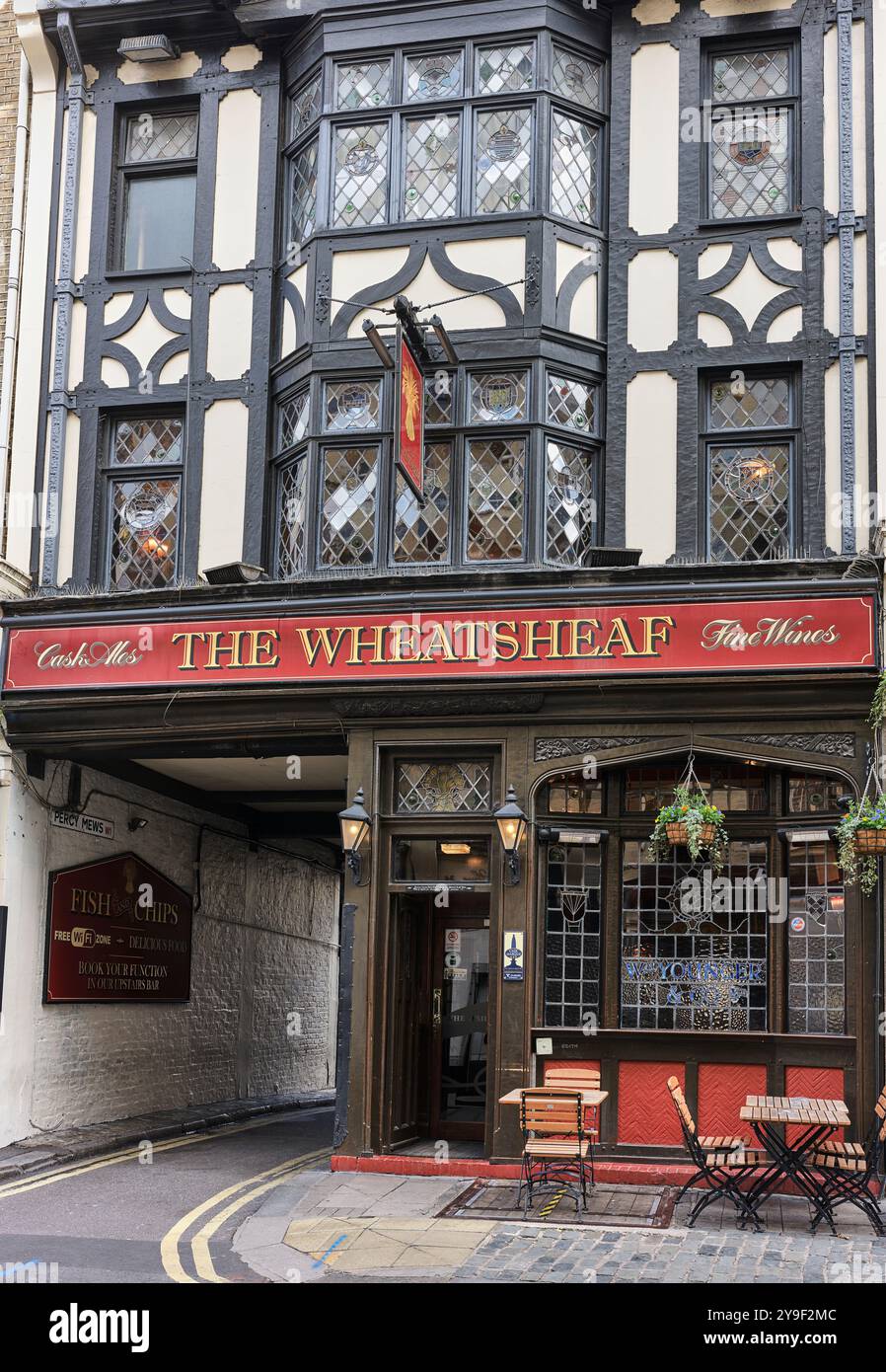 Il pub Wheatsheaf, Fitzrovia, Londra, Inghilterra. Foto Stock