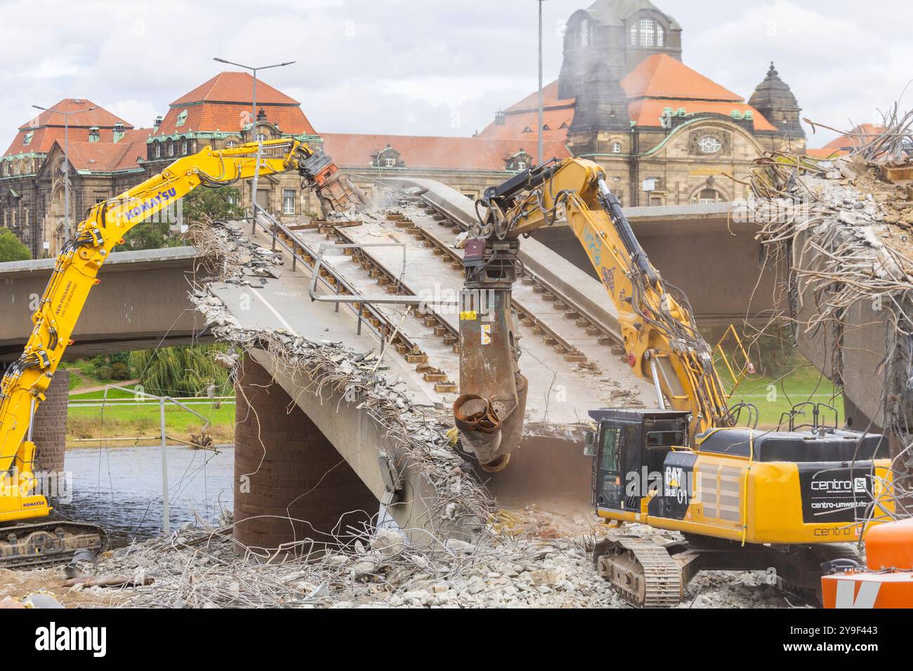 Carolabrücke a Dresda Nach dem Teileinsturz der Carolabrücke, wurde mit den Abrissarbeiten auf der Altstädter Seite begonnen. Die Brückenteile auf der Altstädter Seite wurden mit schweren Arbeitsmaschinen zerlegt. Dresda Sachsen Deutschland *** Ponte della Carola a Dresda dopo il crollo di parti del Ponte della Carola, iniziarono i lavori di demolizione sul lato della città Vecchia le sezioni del ponte sul lato della città Vecchia furono smantellate con macchinari pesanti Dresda Sassonia Germania Foto Stock