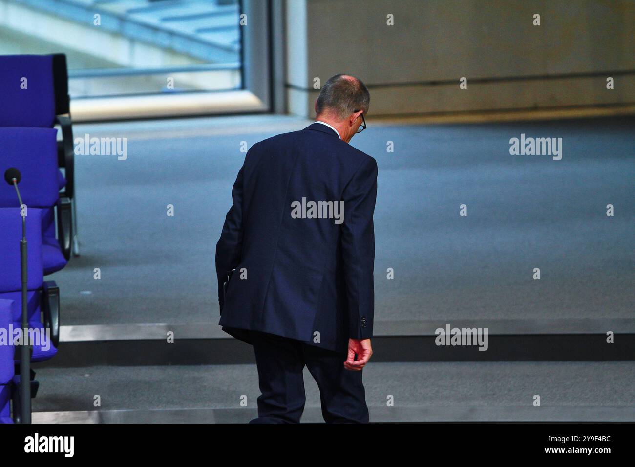 Berlin, Deutschland, 10.10.2024: Deutscher Bundestag: 191. Bundestagssitzung: CDU-Chef Friedrich Merz geht raus *** Berlino, Germania, 10 10 2024 Bundestag tedesco 191 sessione Bundestag il leader CDU Friedrich Merz esce Copyright: XdtsxNachrichtenagenturx dts 48364 Foto Stock