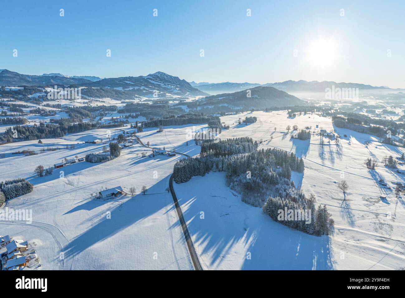 Abendsonne bei Moosbach im verschneiten Allgäuer Seenland am Alpenrand Romantischer Winterabend am Rottachsee im Oberallgäu Moosbach Geigers Bayern De Foto Stock