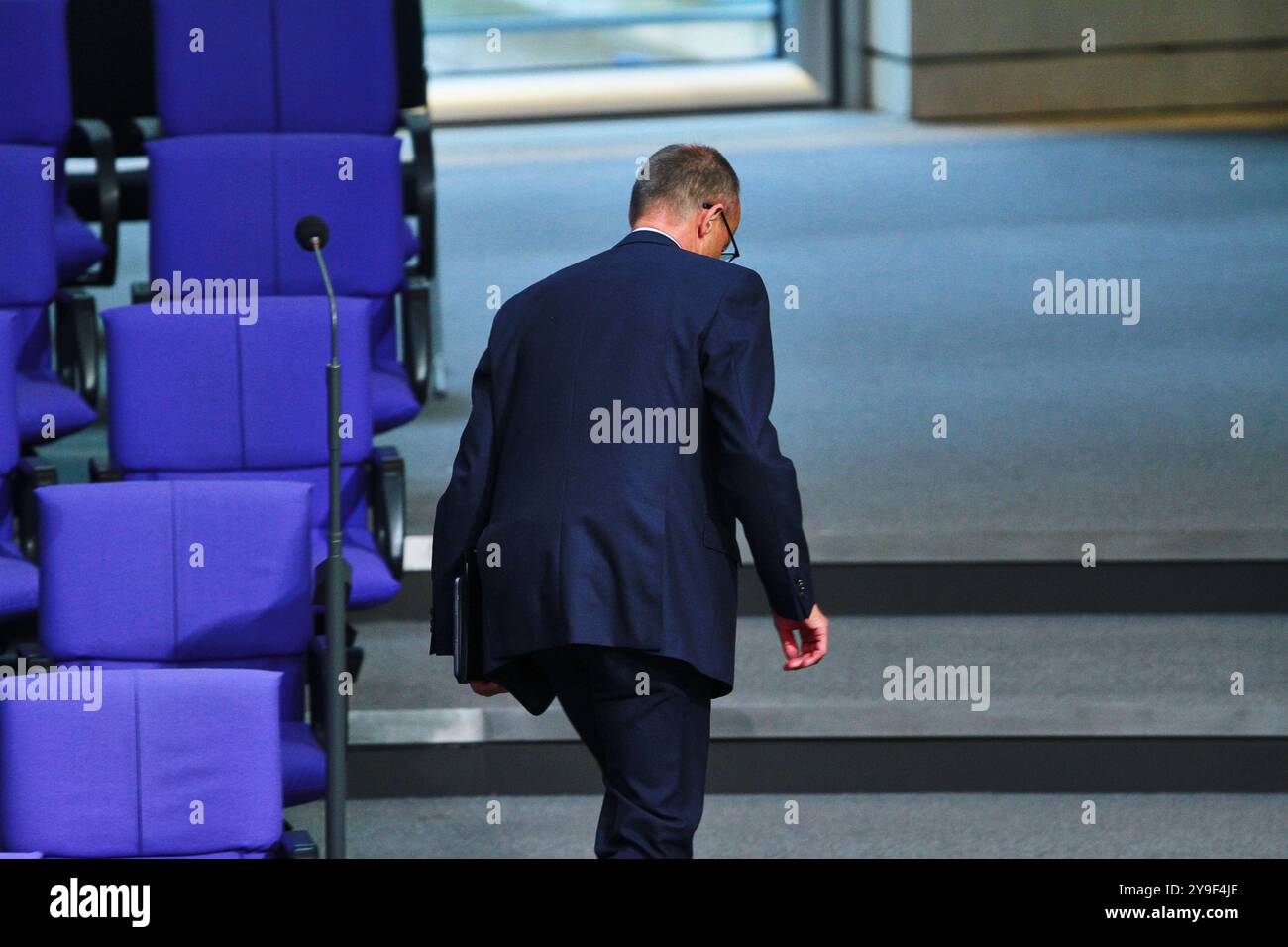 Berlin, Deutschland, 10.10.2024: Deutscher Bundestag: 191. Bundestagssitzung: CDU-Chef Friedrich Merz geht raus *** Berlino, Germania, 10 10 2024 Bundestag tedesco 191 sessione Bundestag il leader CDU Friedrich Merz esce Copyright: XdtsxNachrichtenagenturx dts 48366 Foto Stock