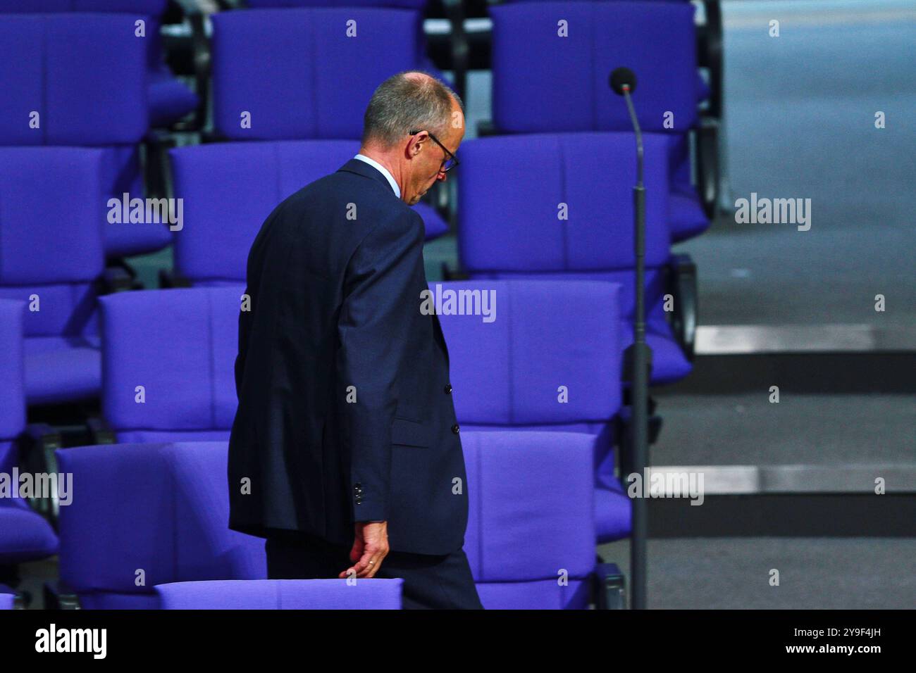 Berlin, Deutschland, 10.10.2024: Deutscher Bundestag: 191. Bundestagssitzung: CDU-Chef Friedrich Merz geht raus *** Berlino, Germania, 10 10 2024 Bundestag tedesco 191 sessione Bundestag il leader CDU Friedrich Merz esce Copyright: XdtsxNachrichtenagenturx dts 48365 Foto Stock