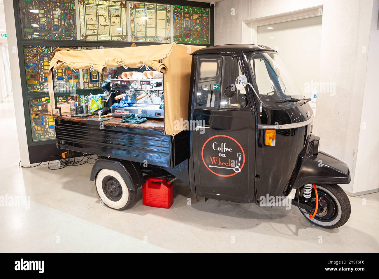 Auto italiana a tre ruote utilizzata per preparare e servire bevande a base di caffè espresso e altre bevande da un barista. Foto Stock