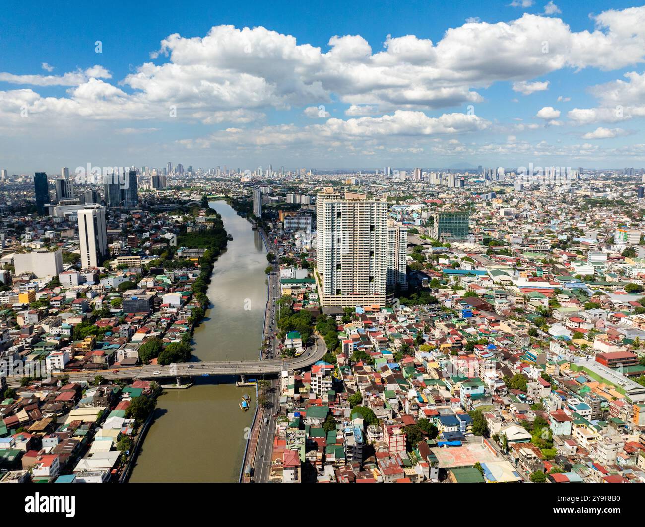 Paesaggio urbano: Veduta da droni di edifici moderni, hotel e case sul lungofiume. Manila, Filippine. Foto Stock