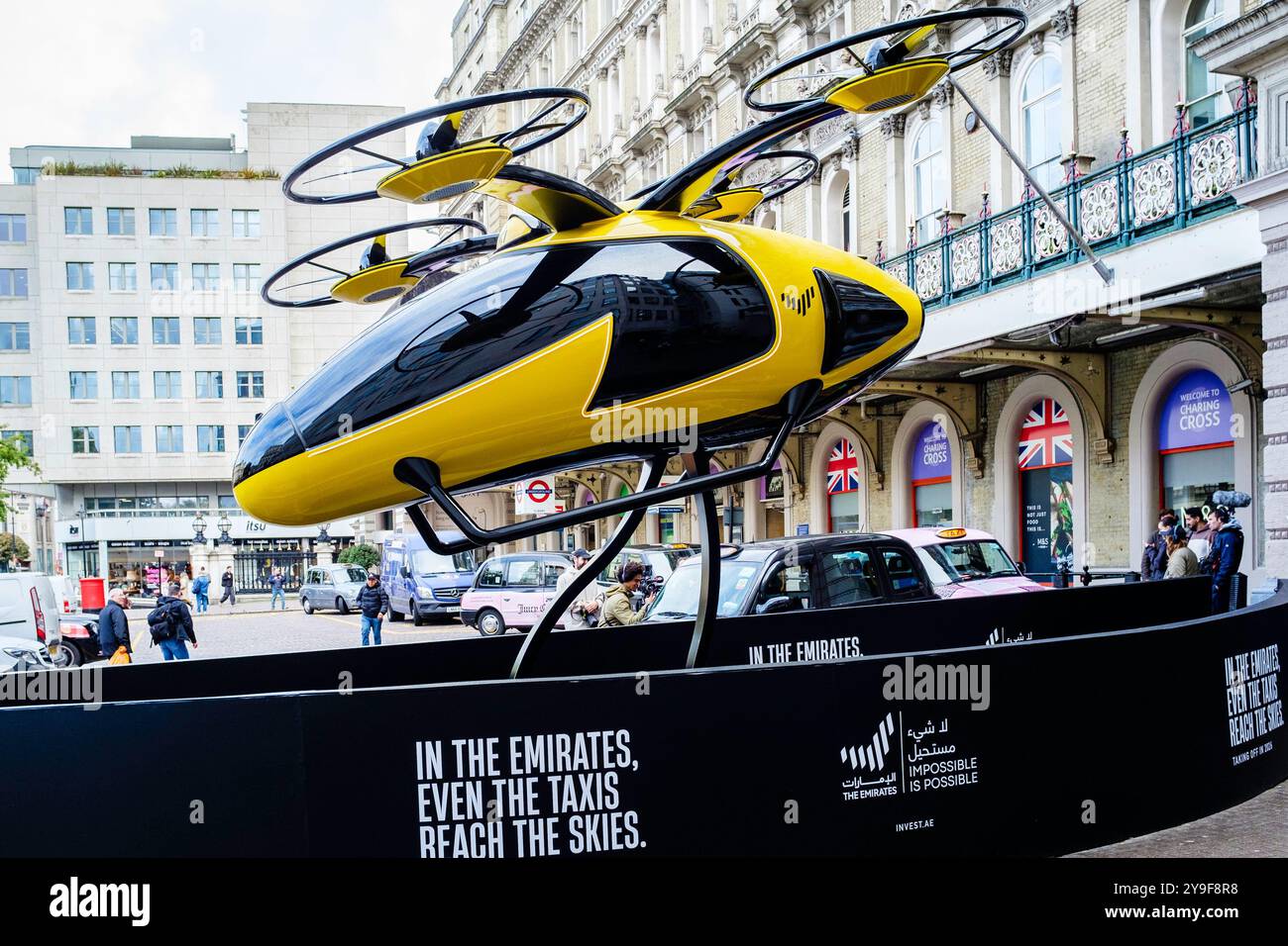 10 ottobre 2024 Londra. Un progetto per un aereo elettrico a decollo e atterraggio verticale (eVTOL) che dovrebbe essere in servizio come aereo taxi a Dubai entro il 2026 è esposto fuori dalla stazione ferroviaria di Charing Cross a Londra. Foto Stock