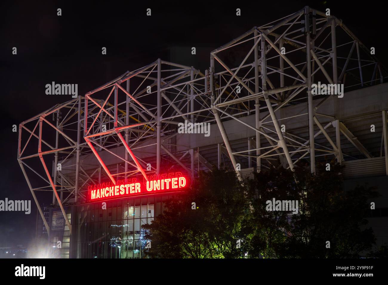 Vista notturna dell'ingresso principale dello stadio del Manchester United, Old Trafford, Salford Foto Stock