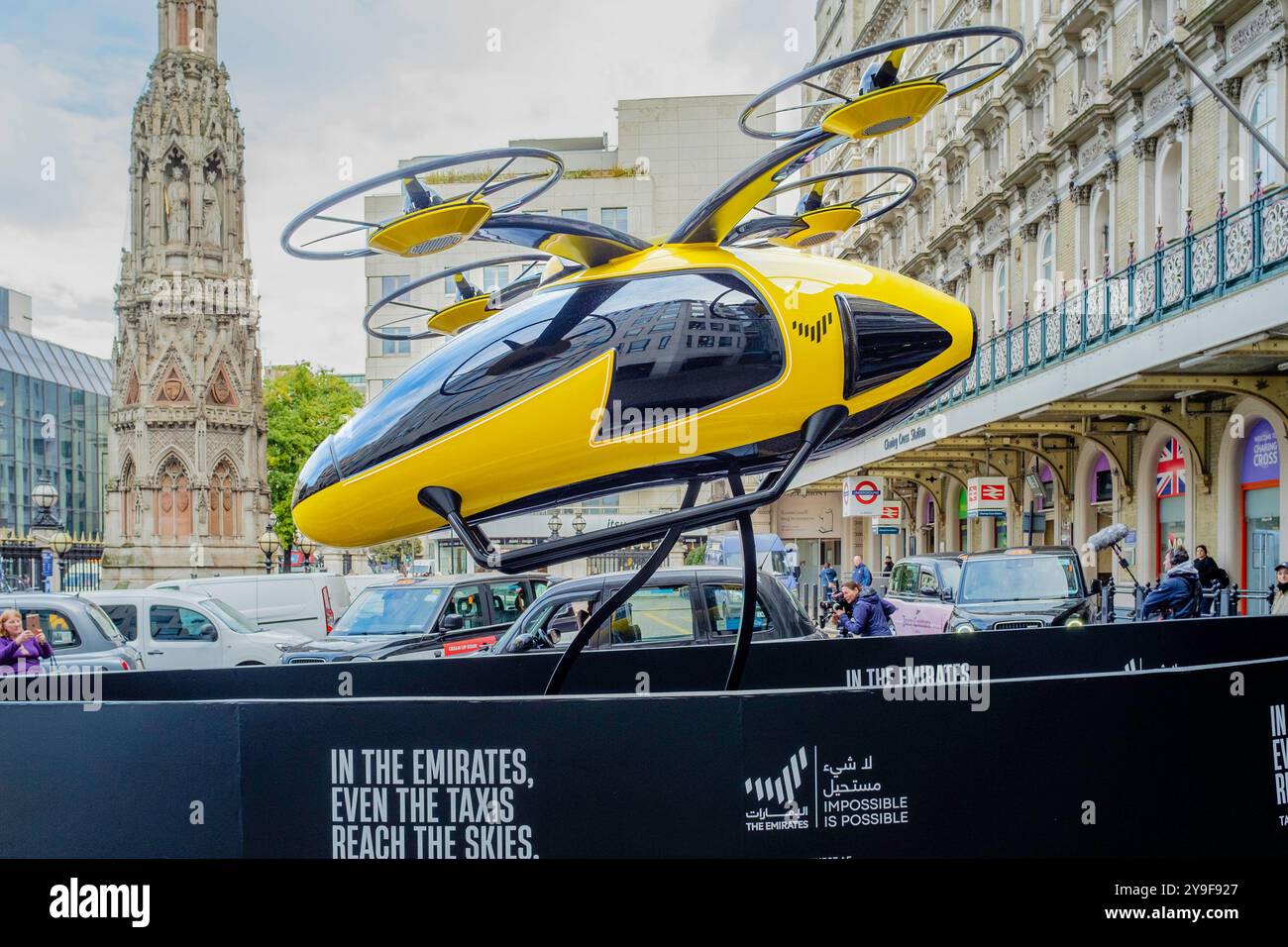 10 ottobre 2024 Londra. Un progetto per un aereo elettrico a decollo e atterraggio verticale (eVTOL) che dovrebbe essere in servizio come aereo taxi a Dubai entro il 2026 è esposto fuori dalla stazione ferroviaria di Charing Cross a Londra. Foto Stock