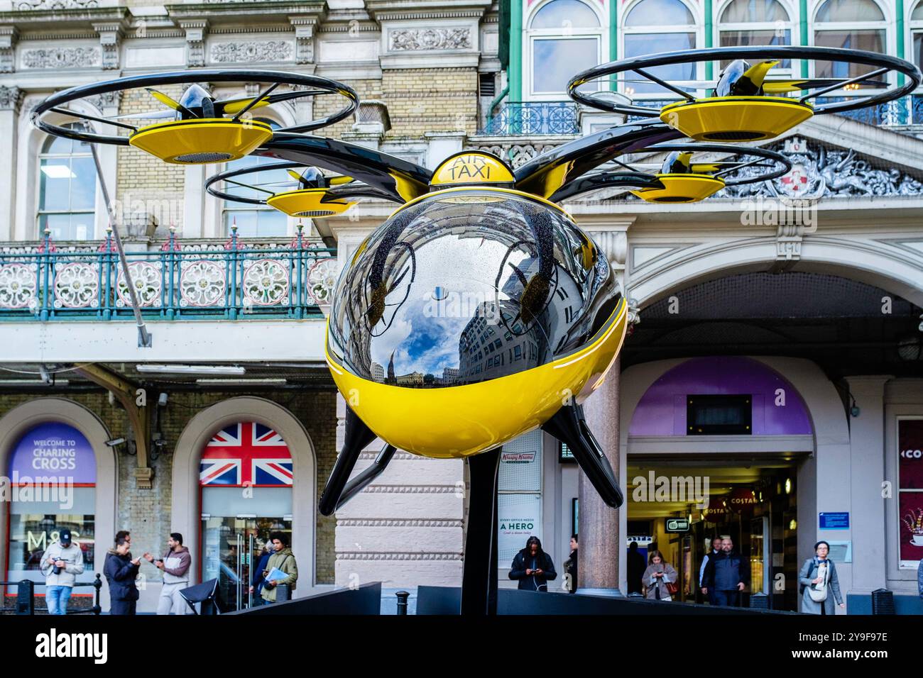 10 ottobre 2024 Londra. Un progetto per un aereo elettrico a decollo e atterraggio verticale (eVTOL) che dovrebbe essere in servizio come aereo taxi a Dubai entro il 2026 è esposto fuori dalla stazione ferroviaria di Charing Cross a Londra. Foto Stock