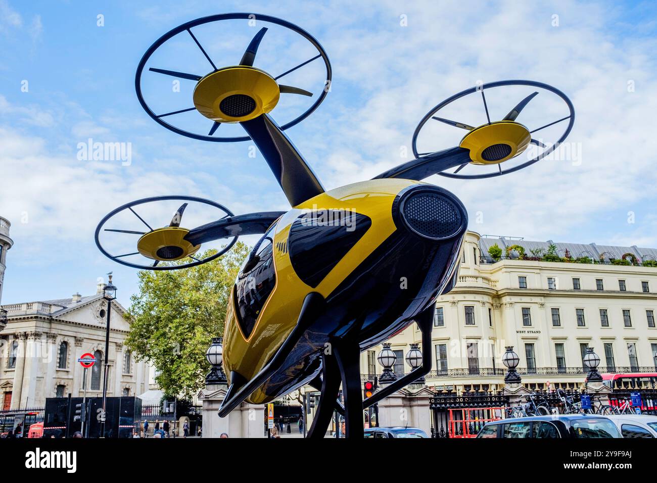 10 ottobre 2024 Londra. Un progetto per un aereo elettrico a decollo e atterraggio verticale (eVTOL) che dovrebbe essere in servizio come aereo taxi a Dubai entro il 2026 è esposto fuori dalla stazione ferroviaria di Charing Cross a Londra. Foto Stock