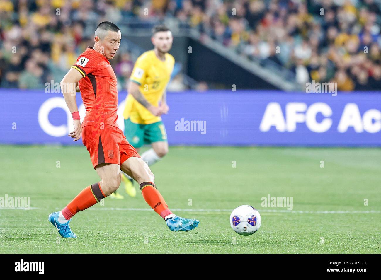 Adelaide Oval, Adelaide, Australia 10 ottobre 2024, Internazionale, qualificazione ai Mondiali, AFC Australia vs China PR, China PR; li lei ritorna al custode mentre l'Australia continua ad esercitare pressione News Foto Stock