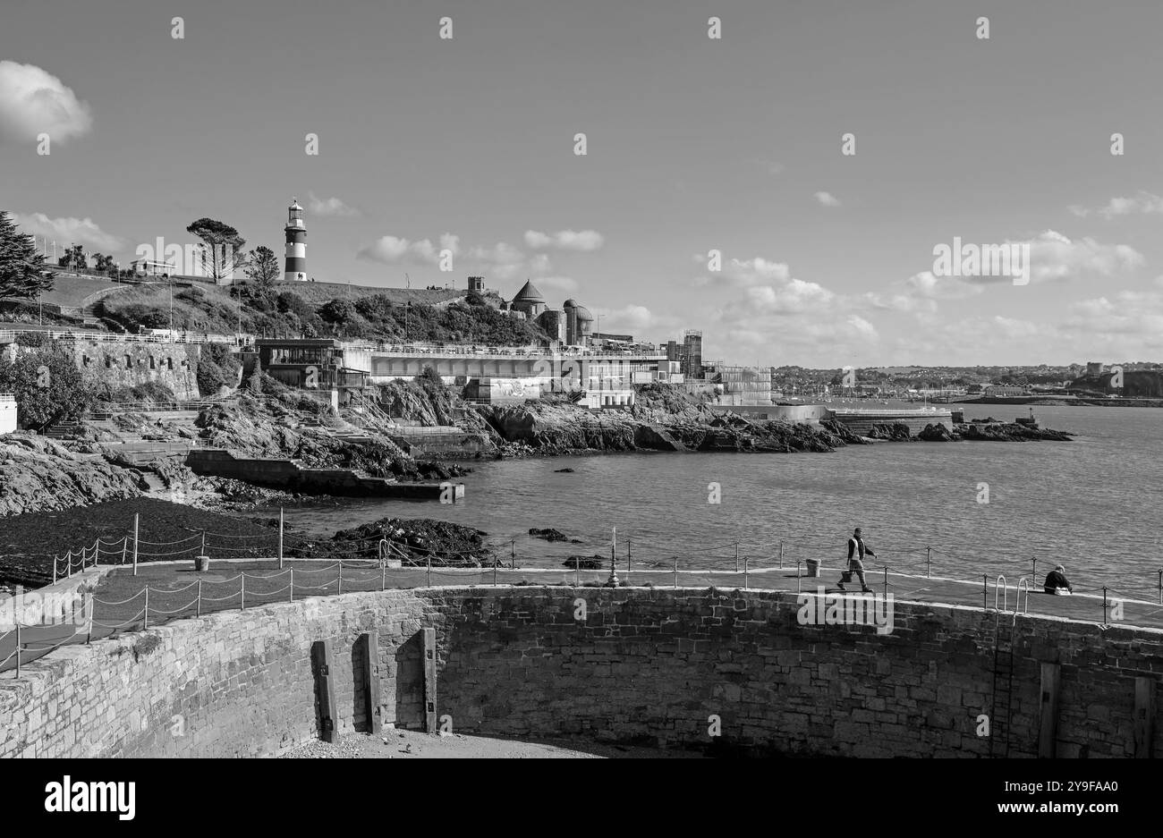 L'immagine monocromatica di fuori stagione e l'iconico art deco di Plymouth TInside Lido è ricoperta da impalcature e accumuli, mentre un tran da milioni di sterline Foto Stock