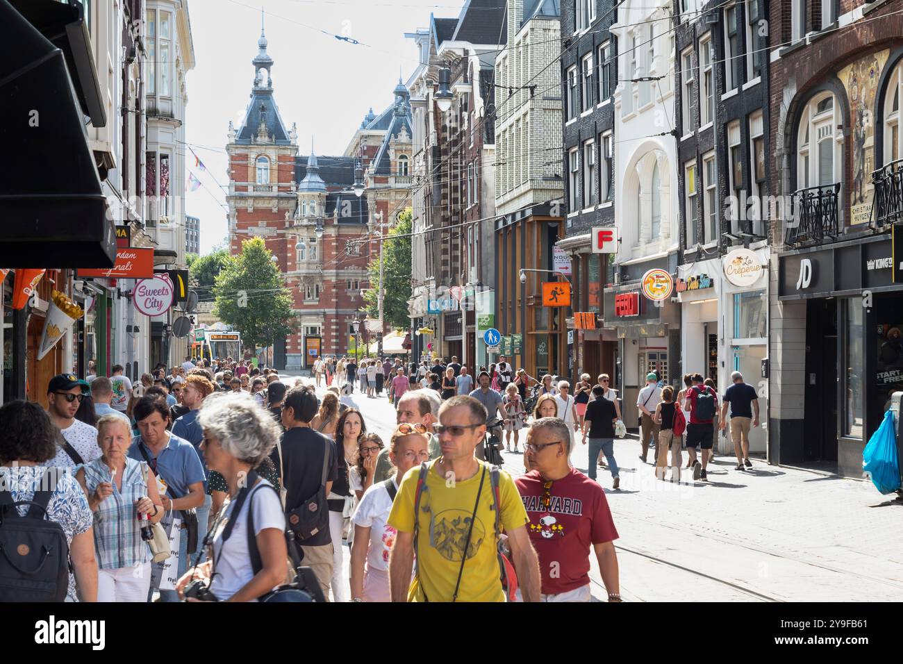 Leidsestraat - famosa via dello shopping nel centro di Amsterdam. Foto Stock