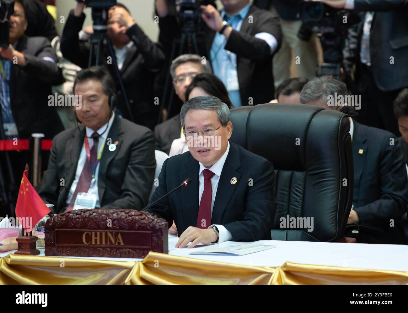 Vientiane, Laos. 10 ottobre 2024. Il Premier cinese li Qiang partecipa al 27° vertice Cina-ASEAN a Vientiane, Laos, 10 ottobre 2024. Crediti: Li Tao/Xinhua/Alamy Live News Foto Stock