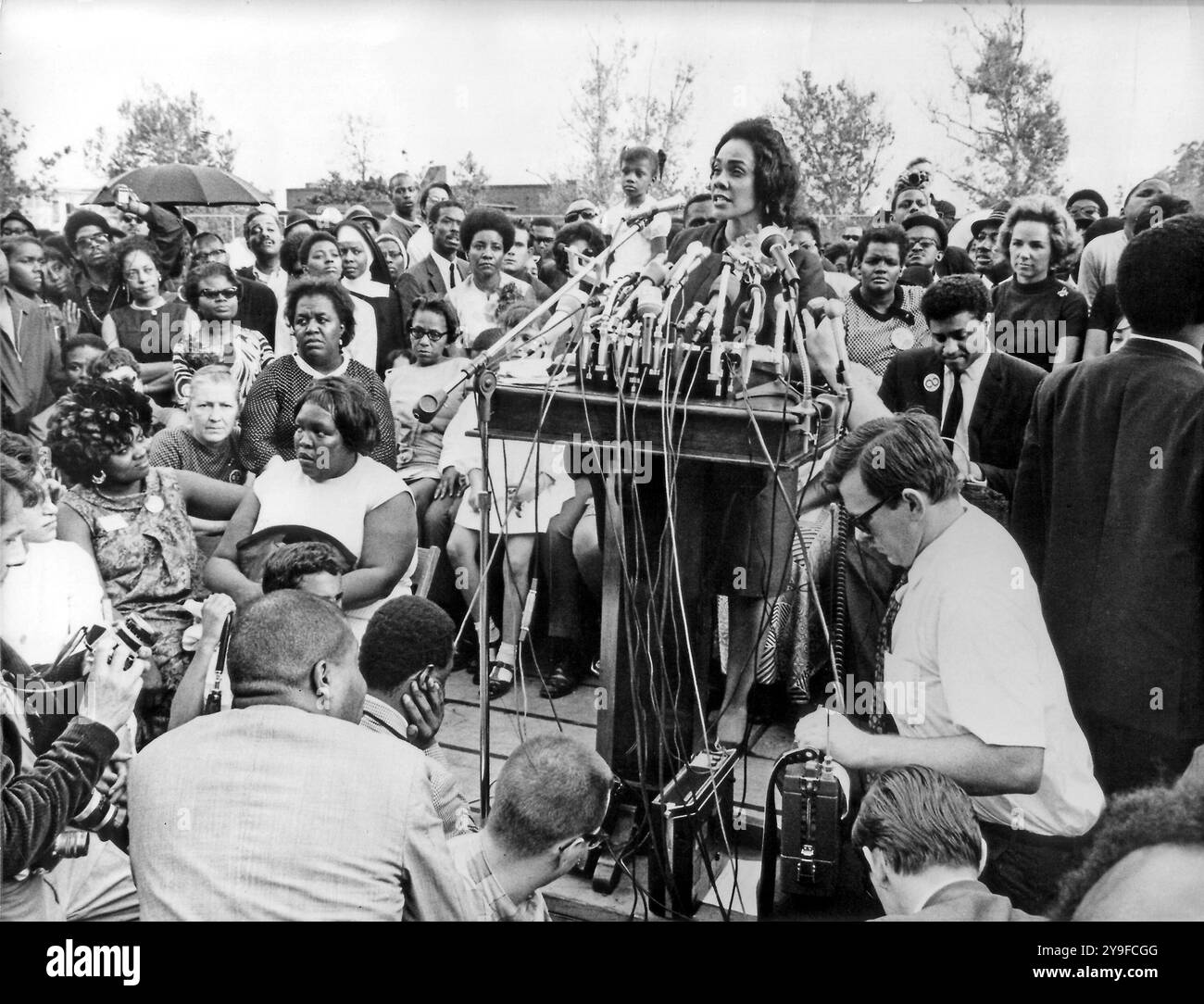 Washington, DC - 31 gennaio 2006 - Coretta Scott King è morta ad Atlanta, Georgia, all'età di 78 anni. Questa foto, scattata a Washington, DC il 12 maggio 1968, mostra la signora Martin Luther King (Coretta Scott), mentre si rivolgeva a una manifestazione del primo contingente della marcia dei poveri per arrivare nella capitale della nazione. Prima la signora King si unì alle madri del benessere mentre marciavano attraverso Washington. La costruzione della baraccopoli, Resurrection City, che il dottor King concepì prima di essere assassinato a Memphis, Tennessee, il 4 aprile 1968, iniziò il giorno successivo. Signora Robert F. Kenned Foto Stock