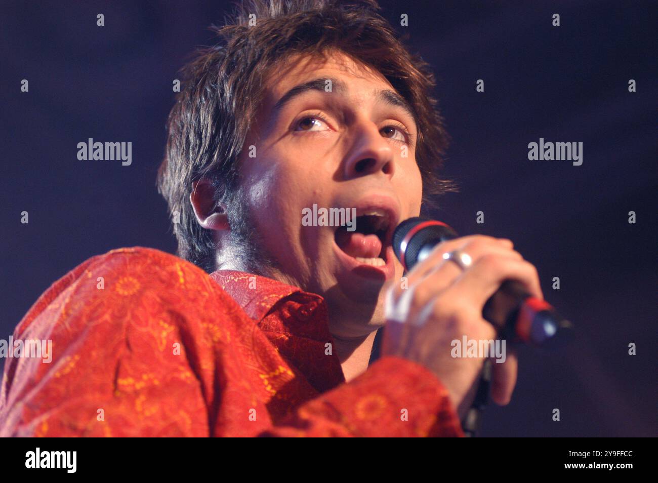 Milano Italia 01/10/2003 : Francesco Sarcina cantante della rock band italiana le vibrazioni, durante lo spettacolo televisivo "Top of the Pop" Foto Stock