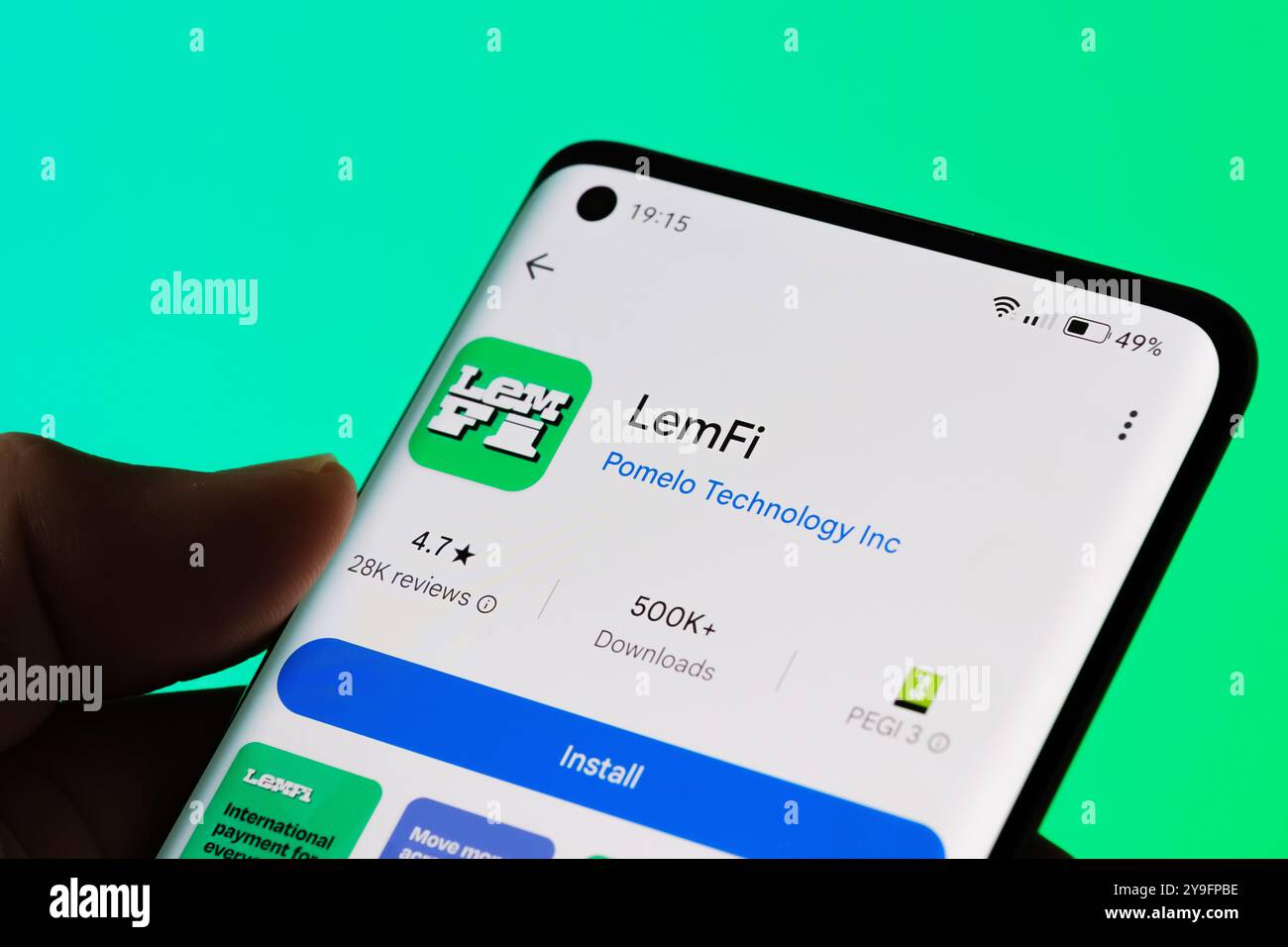 La pagina di installazione dell'app LemFi visualizzata su uno smartphone, evidenziando le funzioni di pagamento internazionali. Sfondo verde brillante. Stafford, United K Foto Stock