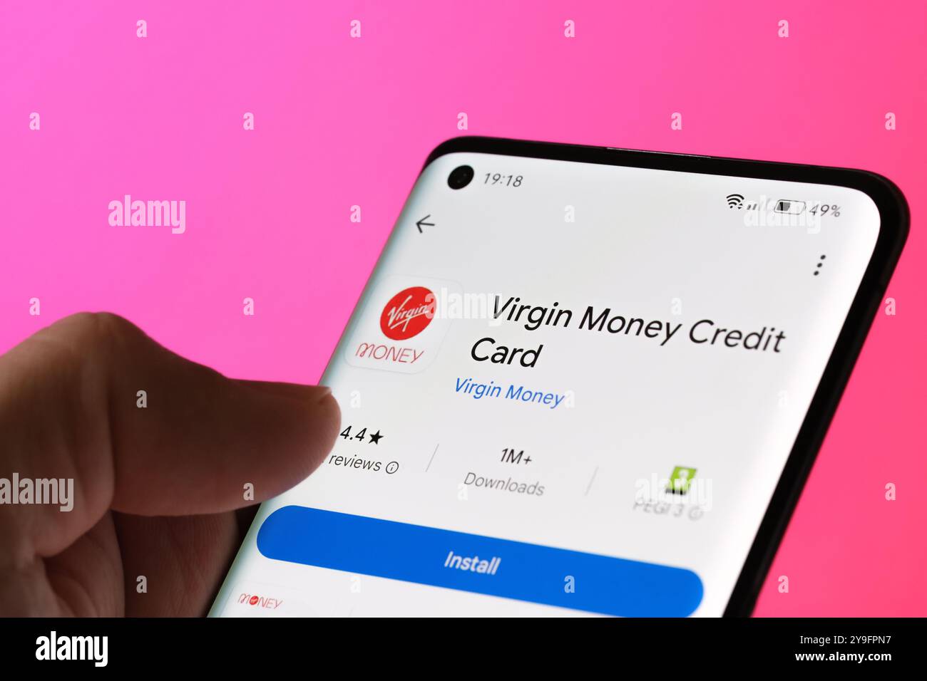 L'app Virgin Money Credit Card viene visualizzata su uno smartphone e mette in evidenza le funzioni dei servizi di carte di credito digitali di Virgin Money. Backgrou rosa brillante Foto Stock