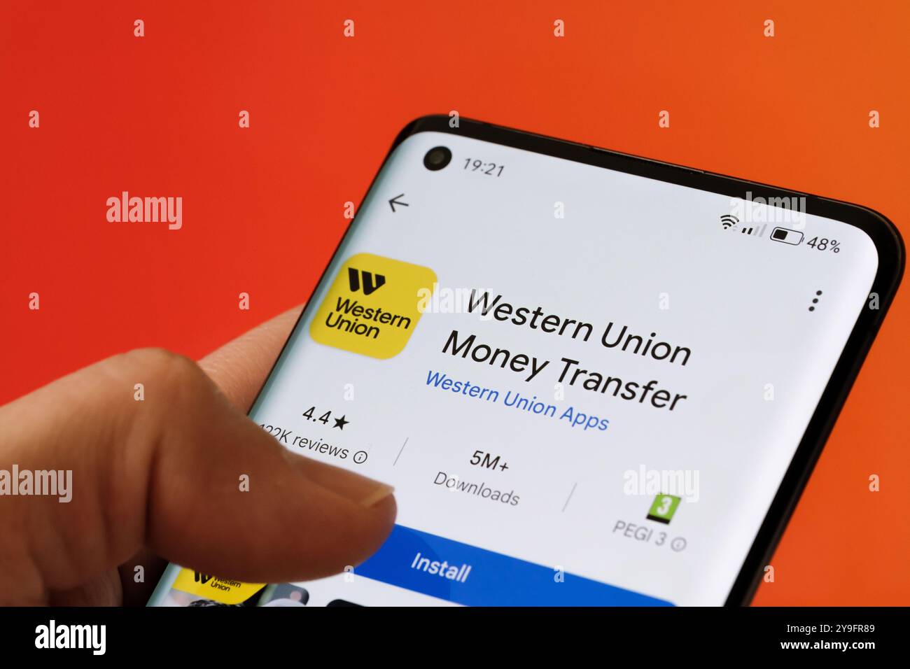L'app Money Transfer di Western Union viene visualizzata sullo schermo di uno smartphone con oltre 5 milioni di download e una valutazione di 4,4 stelle su Google Play Store. Stafford, ONU Foto Stock