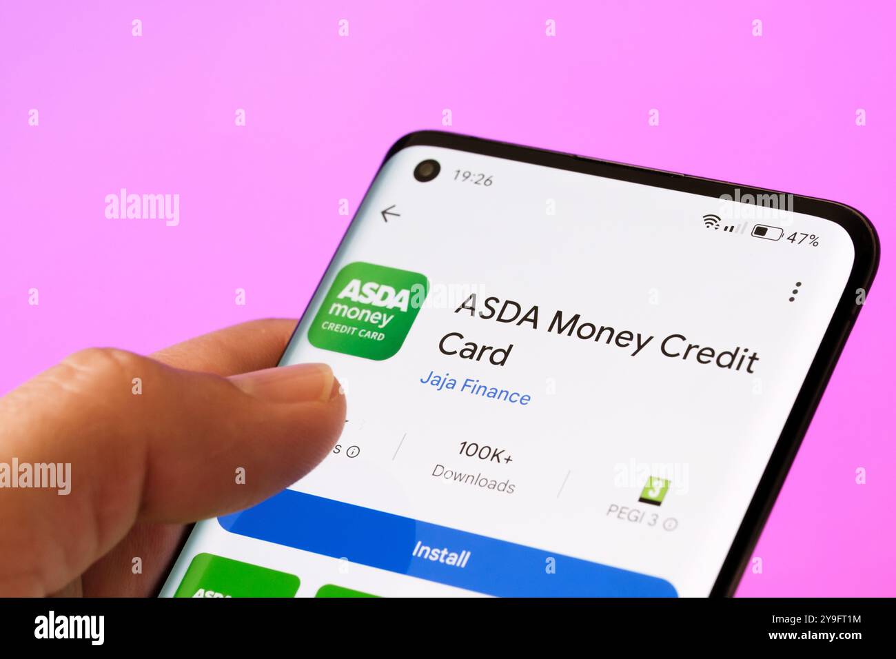 ASDA Money Credit Card visualizzata sullo schermo dello smartphone, evidenziando le statistiche di download e l'opzione di installazione. Stafford, Regno Unito, 9 ottobre, Foto Stock