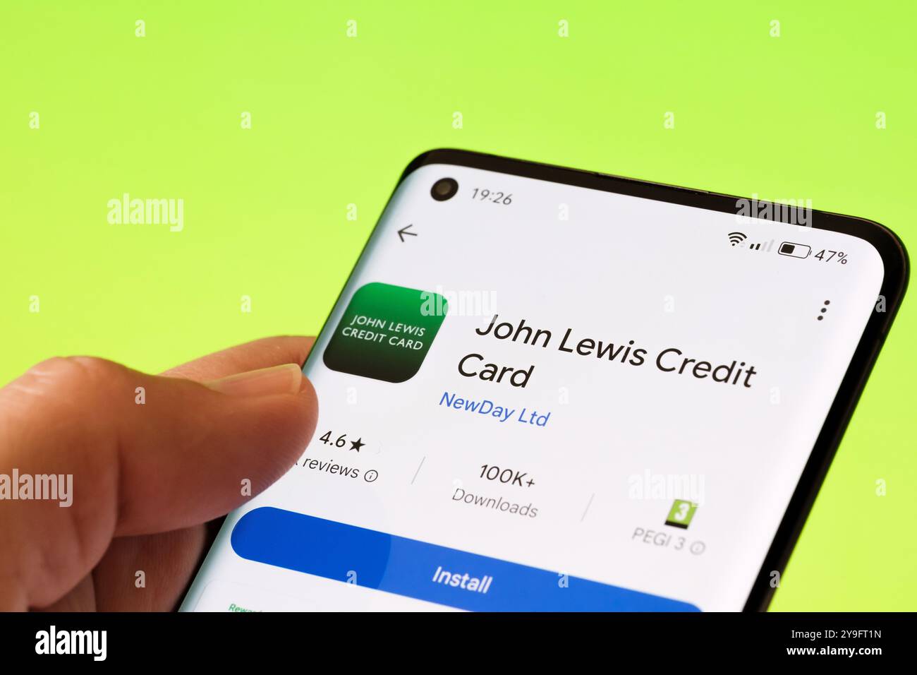 Carta di credito John Lewis visualizzata sullo schermo dello smartphone, evidenziando le recensioni degli utenti e le statistiche di download. Stafford, Regno Unito, 9 ottobre 2024. Foto Stock