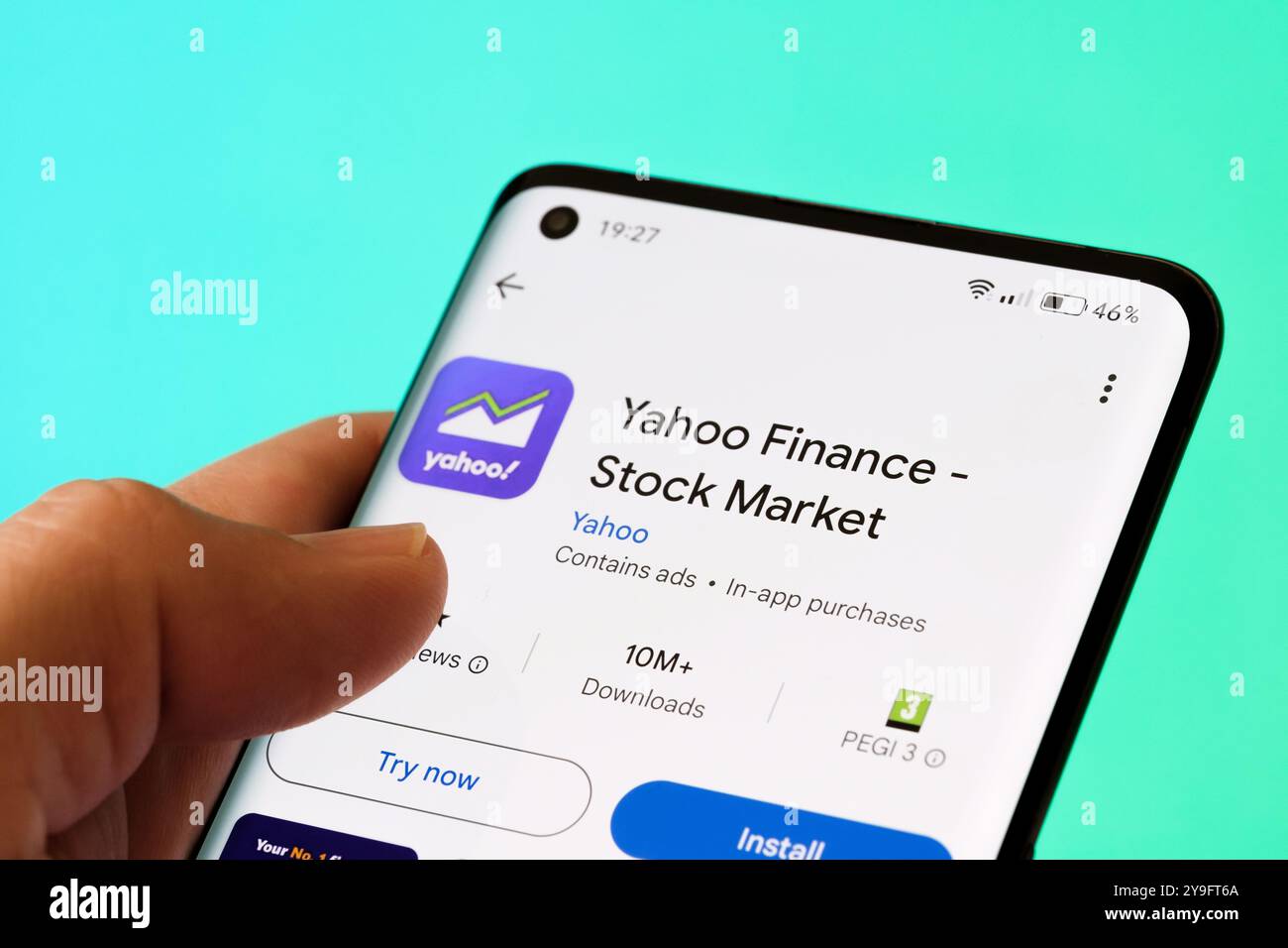 Schermata dell'app Yahoo Finance su uno smartphone che mostra le informazioni relative al mercato azionario e finanziario. Stafford, Regno Unito, 9 ottobre 2024. Foto Stock