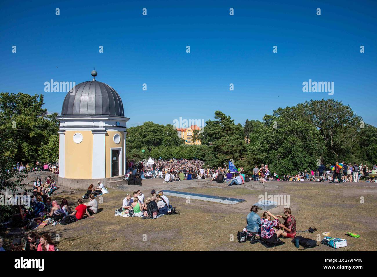 Persone che fanno un picnic all'afterparty Helsinki Pride 2024 nel Parco Kaivopuisto, Helsinki, Finlandia Foto Stock