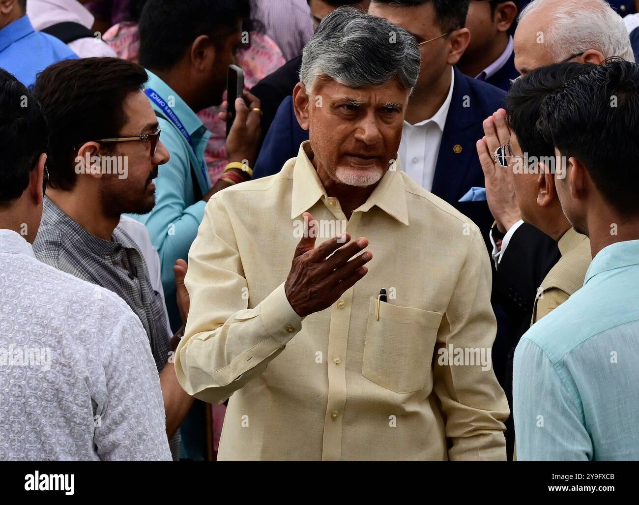 Mumbai, India. 10 ottobre 2024. MUMBAI, INDIA - 10 OTTOBRE: N. Chandrababu Naidu, per rendere omaggio ai resti mortali di Ratan Tata durante il funerale a NCPA il 10 ottobre 2024 a Mumbai, India. Ratan Tata è subentrato al timone di Tata Group nel 1991, è accreditato di aver trasformato il gruppo Tata in un conglomerato di fama mondiale, è morto all'età di 86 anni, la società ha dichiarato alla fine del 9 ottobre 2024. (Foto di Anshuman Poyrekar/Hindustan Times/Sipa USA) credito: SIPA USA/Alamy Live News Foto Stock