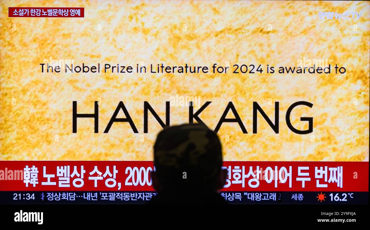 Seoul, Corea del Sud. 10 ottobre 2024. Una trasmissione televisiva Yonhapnews della durata di 24 ore alla stazione ferroviaria di Seul che mostra una trasmissione di notizie con le iscrizioni del vincitore del Premio Nobel per la letteratura 2024, l'autore sudcoreano Han Kang. La scrittrice Han Kang è diventata la prima coreana a vincere il Premio Nobel per la letteratura, per il suo lavoro caratterizzato da un'armonia tra sofferenza mentale e fisica e eventi storici. (Foto di Kim Jae-Hwan/SOPA Images/Sipa USA) credito: SIPA USA/Alamy Live News Foto Stock