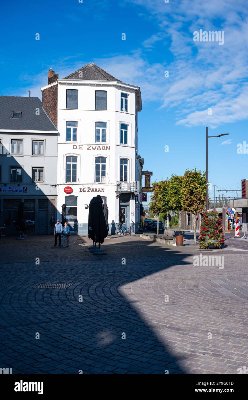 Café De Zwaan nella piazza del mercato della stazione ferroviaria di Zottegem, regione fiamminga orientale, Belgio, 6 ottobre 2024 Foto Stock