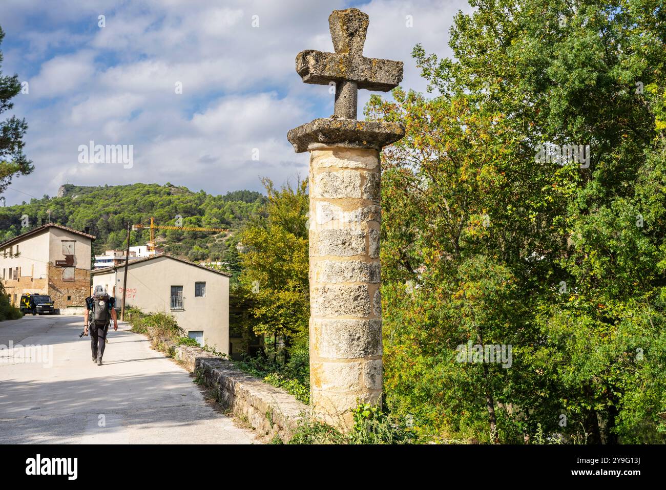 Pellegrino giacobino e croce del cammino, Estella, Comunità Forale di Navarra, Spagna. Foto Stock