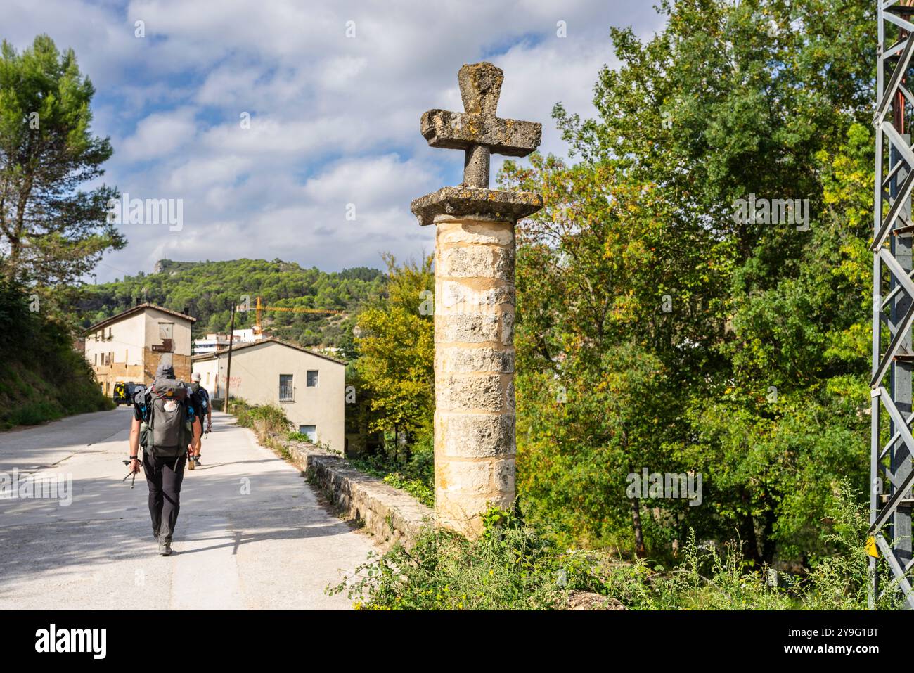 Pellegrino giacobino e croce del cammino, Estella, Comunità Forale di Navarra, Spagna. Foto Stock