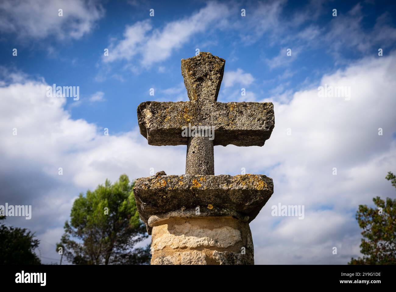 Pellegrino giacobino e croce del cammino, Estella, Comunità Forale di Navarra, Spagna. Foto Stock