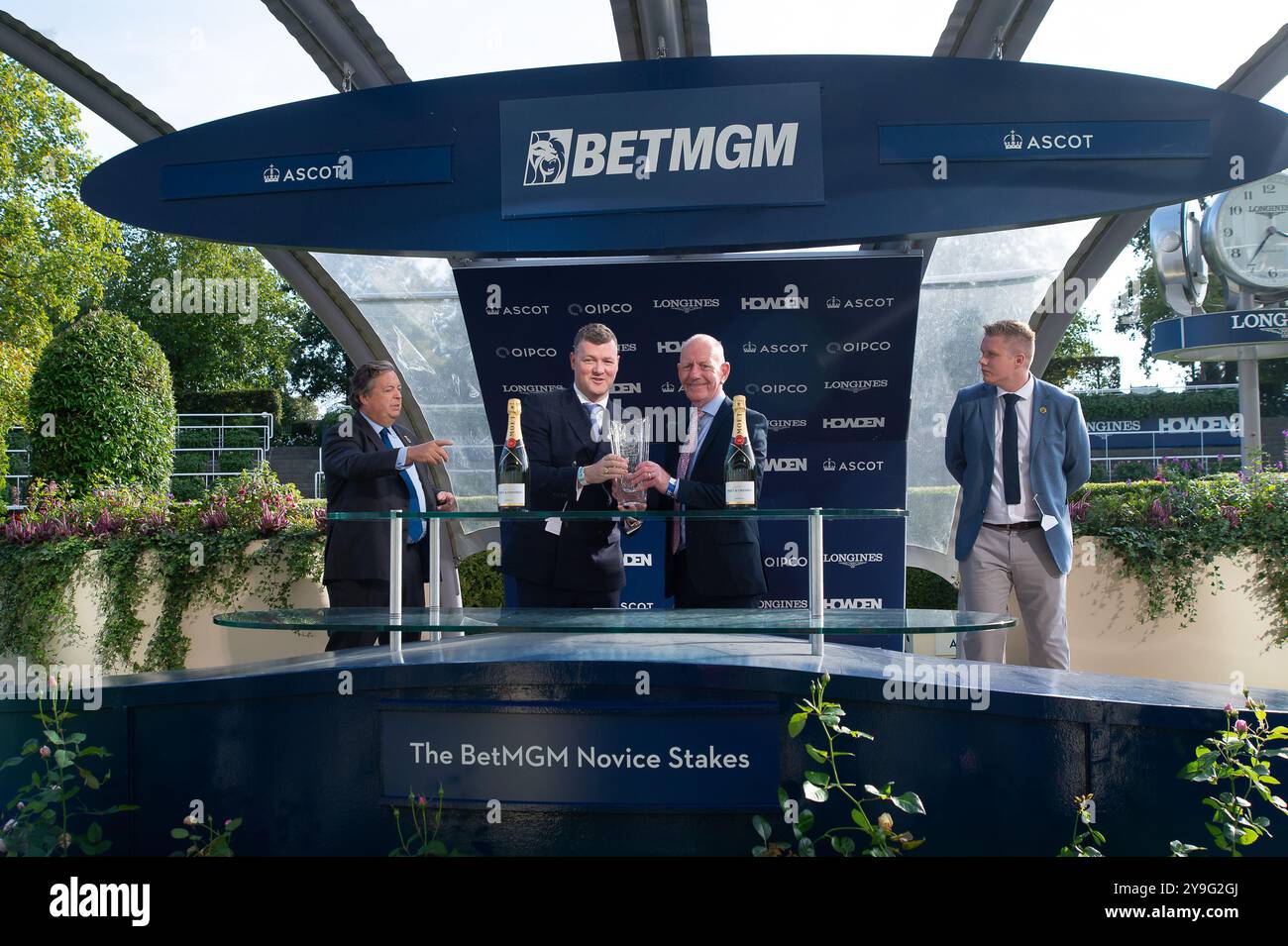 Ascot, Berkshire, Regno Unito. 4 ottobre 2024. Presentazione dei vincitori. IL RUSSO CRESCENDO guidato dal fantino Tom Marquand vince la BetMGM Novice Stakes (Classe 3) (GBB Race) all'Ascot Racecourse nel Berkshire al BetMGM Autumn Friday Raceday. Proprietario Cheveley Park Stud, allenatore William Haggas, Newmarket, allevatore e sponsor Cheveley Park Stud Limited. Crediti: Maureen McLean/Alamy Foto Stock