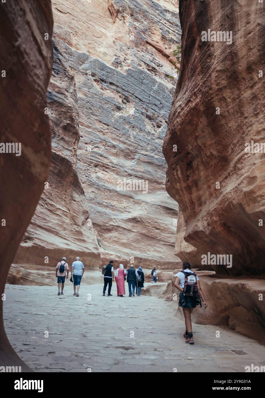 Wadi Musa, Giordania - 20 novembre 2023: I turisti camminano nel Siq fino all'antica città di Petra. Foto Stock