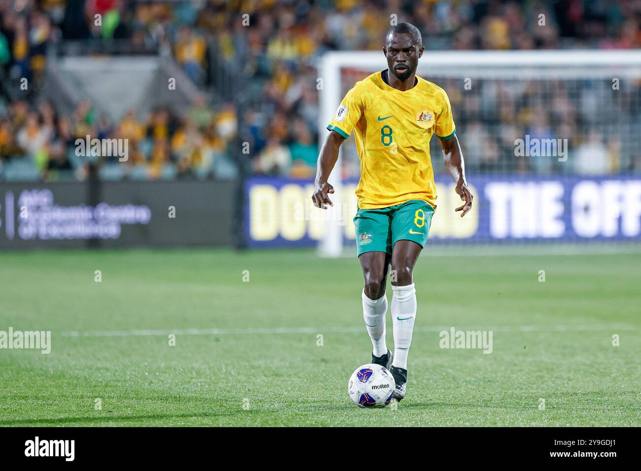 Adelaide Oval, Adelaide, Australia 10 ottobre 2024, Internazionale, qualificazione ai Mondiali, AFC Australia vs China PR, Socceroo; Jason GERIA porta la palla fuori dalla difesa per l'Australia Credit; Mark Willoughby/ALAMY Live News Foto Stock