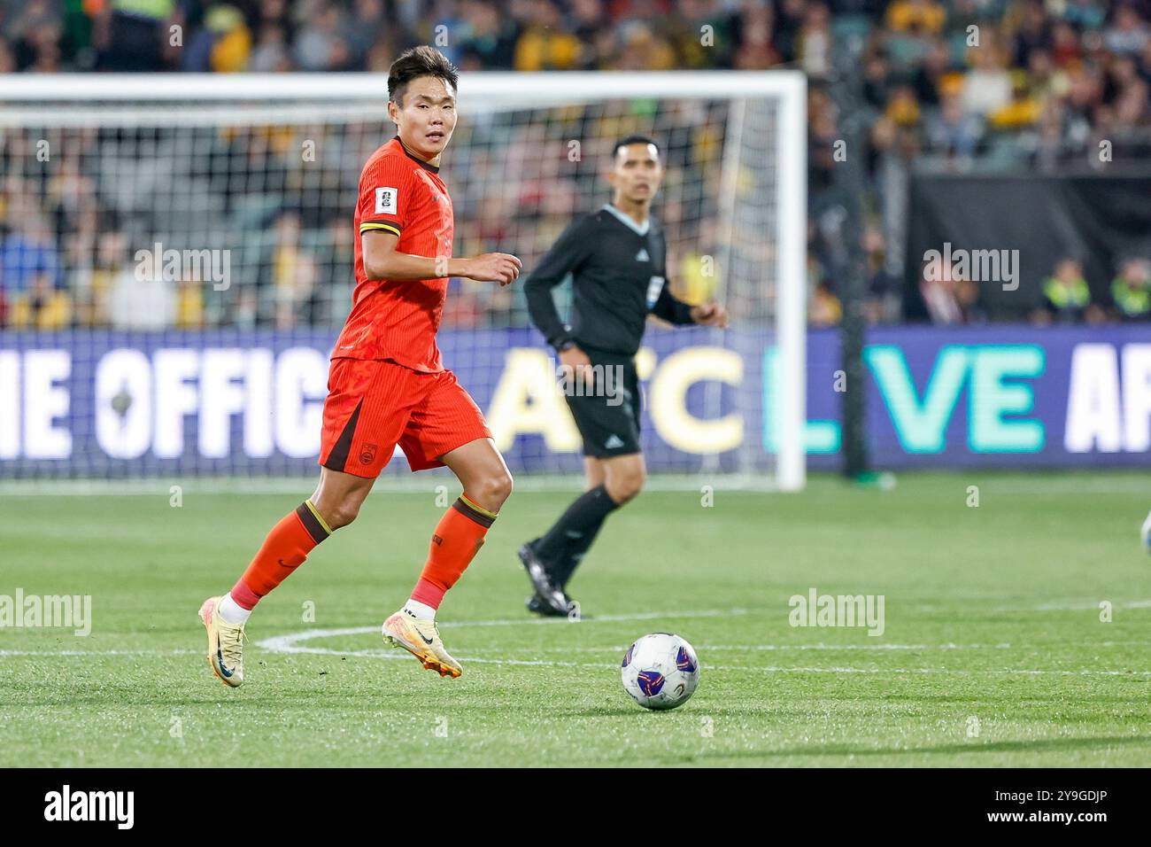 Adelaide Oval, Adelaide, Australia 10 ottobre 2024, Internazionale, qualificazione ai Mondiali, AFC Australia vs China PR, China PR; Shangyuan WANG attraversa il campo alla ricerca di opzioni di passaggio Credit; Mark Willoughby/ALAMY Live News Foto Stock