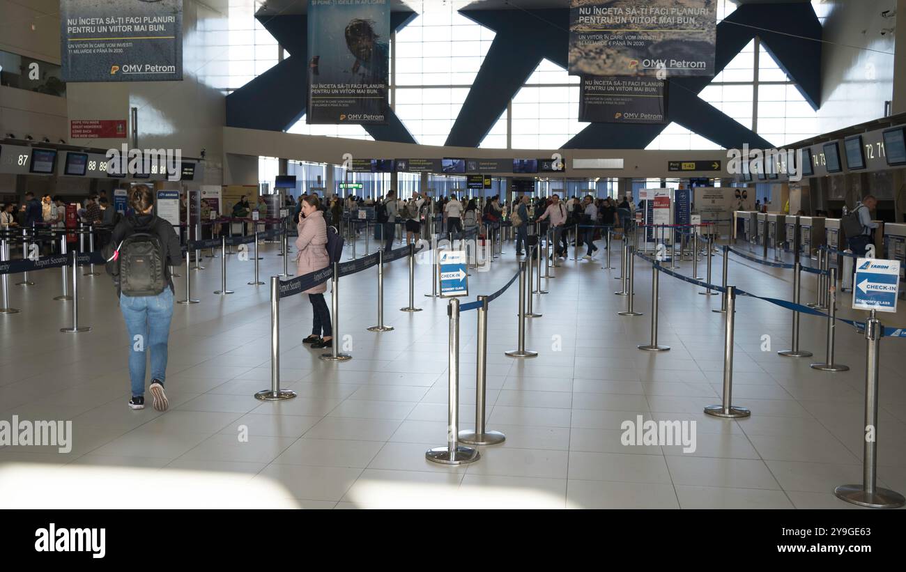 Controllo di sicurezza dell'aeroporto Henri Coanda a Bucarest. Foto Stock