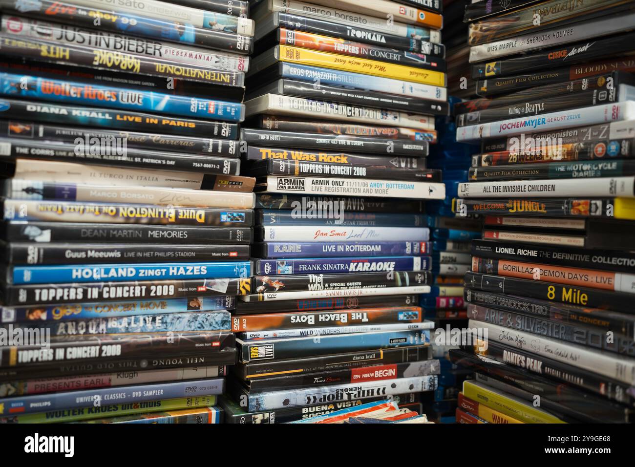 Pile di dvd, musica e film diversi in un negozio olandese locale. Foto Stock