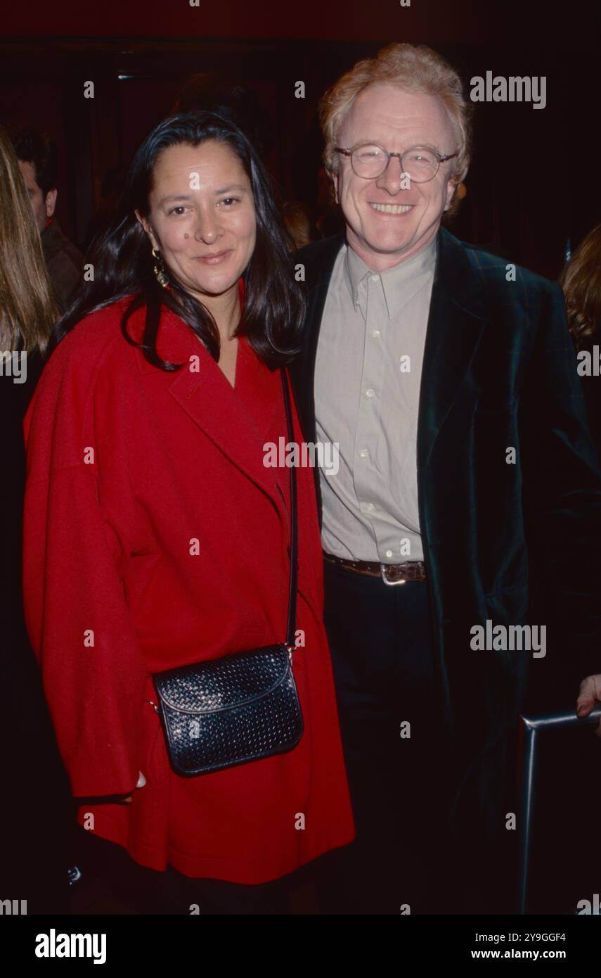 Marsha Garces Williams e Peter Asher assistono alla prima di "Good Will Hunting" al Ziegfeld Theatre di New York il 4 dicembre 1997. Foto di Henry McGee/MediaPunch Foto Stock