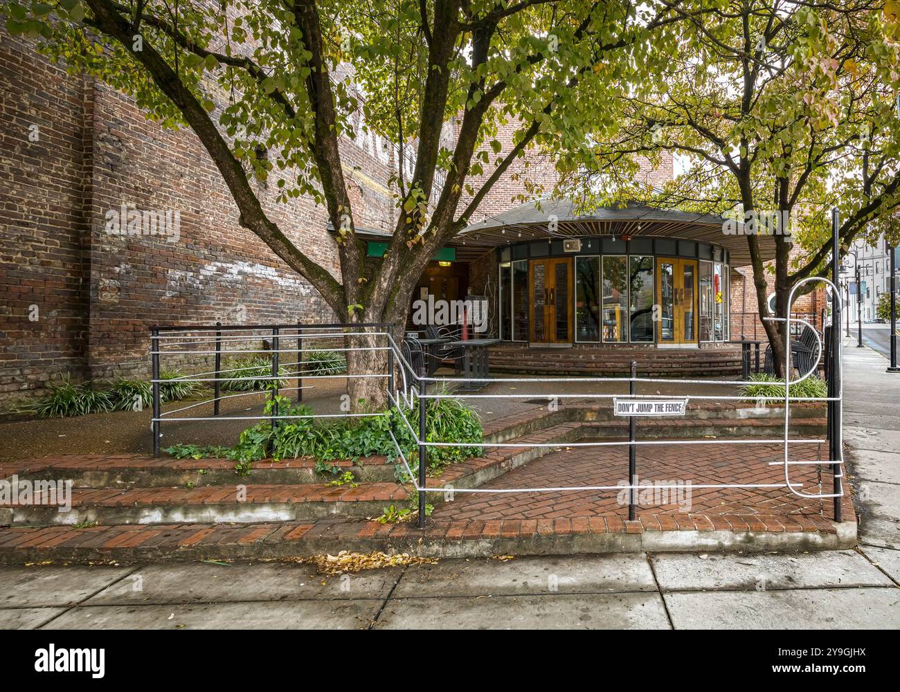 Knoxville, Tennessee, USA - settembre 17, 2024: The Urban Bar Corner Cafe, nella città vecchia all'angolo tra Jackson e Central. Foto Stock