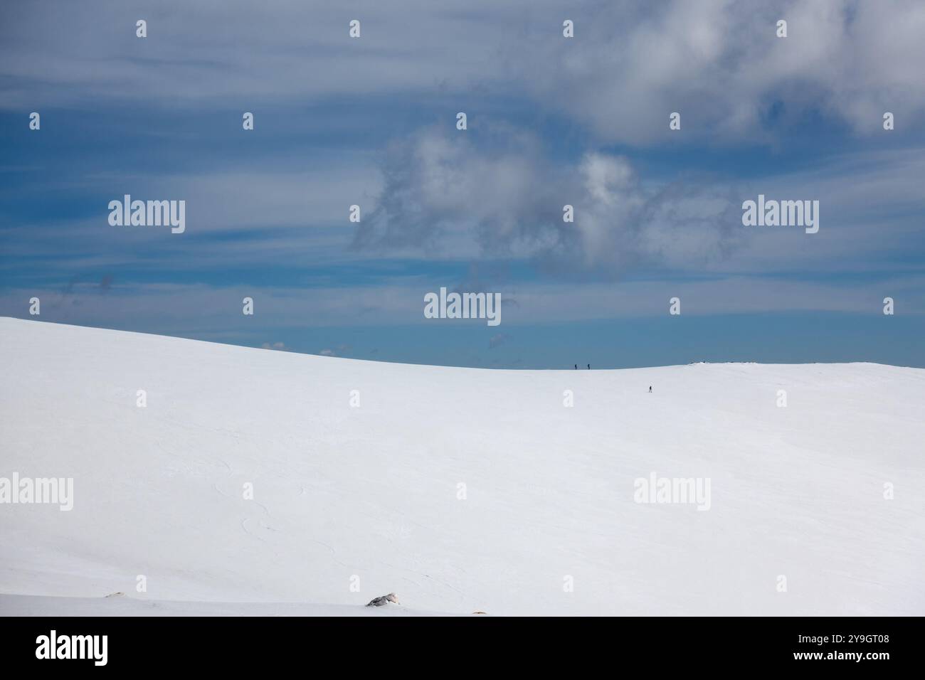 Panorama mozzafiato sulle piste innevate del centro sciistico Kaimaktsalan, Edessa, Grecia Foto Stock