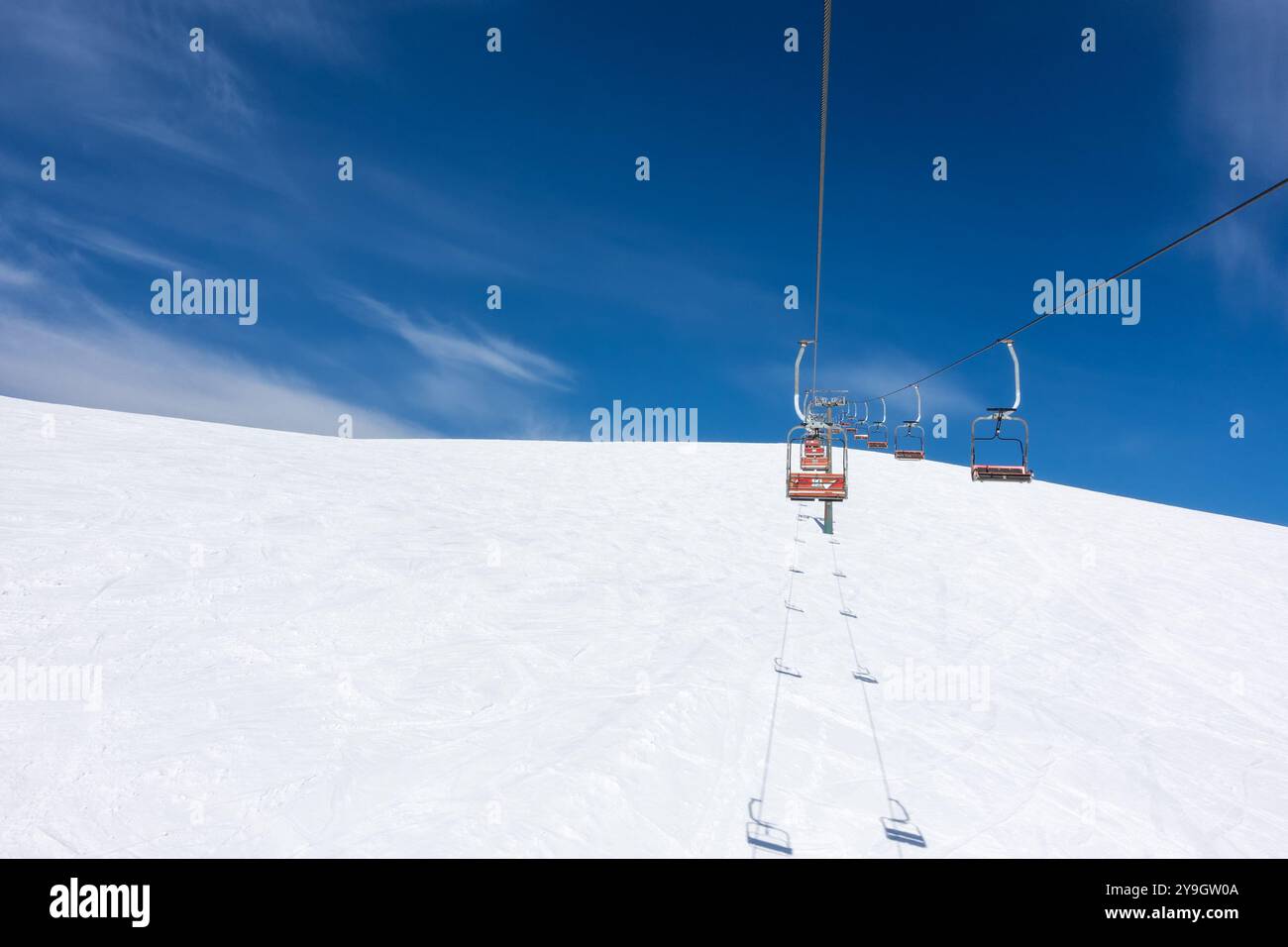 18 marzo 2024 - Kaimaktsalan, Grecia - scenario mozzafiato sulle piste innevate del centro sciistico Kaimaktsalan, Edessa, Grecia Foto Stock