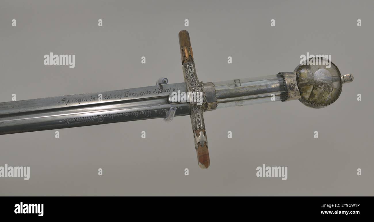 Spada appartenente al re Ferdinando III di Castiglia (1199-1252). Fabbrica nazionale di armi, Toledo, XX secolo. Replica. Dettagli. Museo dell'esercito. Toledo, Spagna. Foto Stock