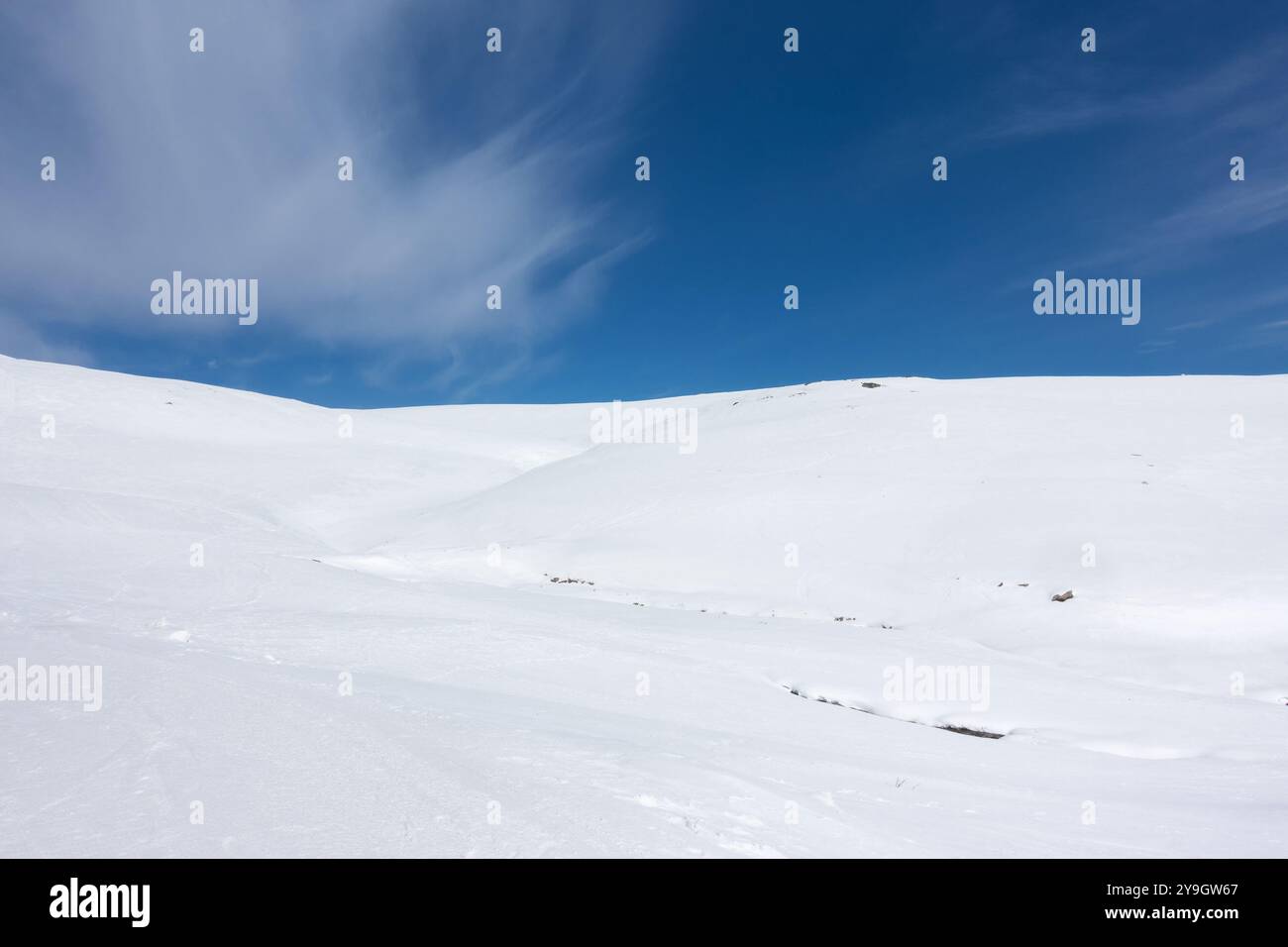 Panorama mozzafiato sulle piste innevate del centro sciistico Kaimaktsalan, Edessa, Grecia Foto Stock