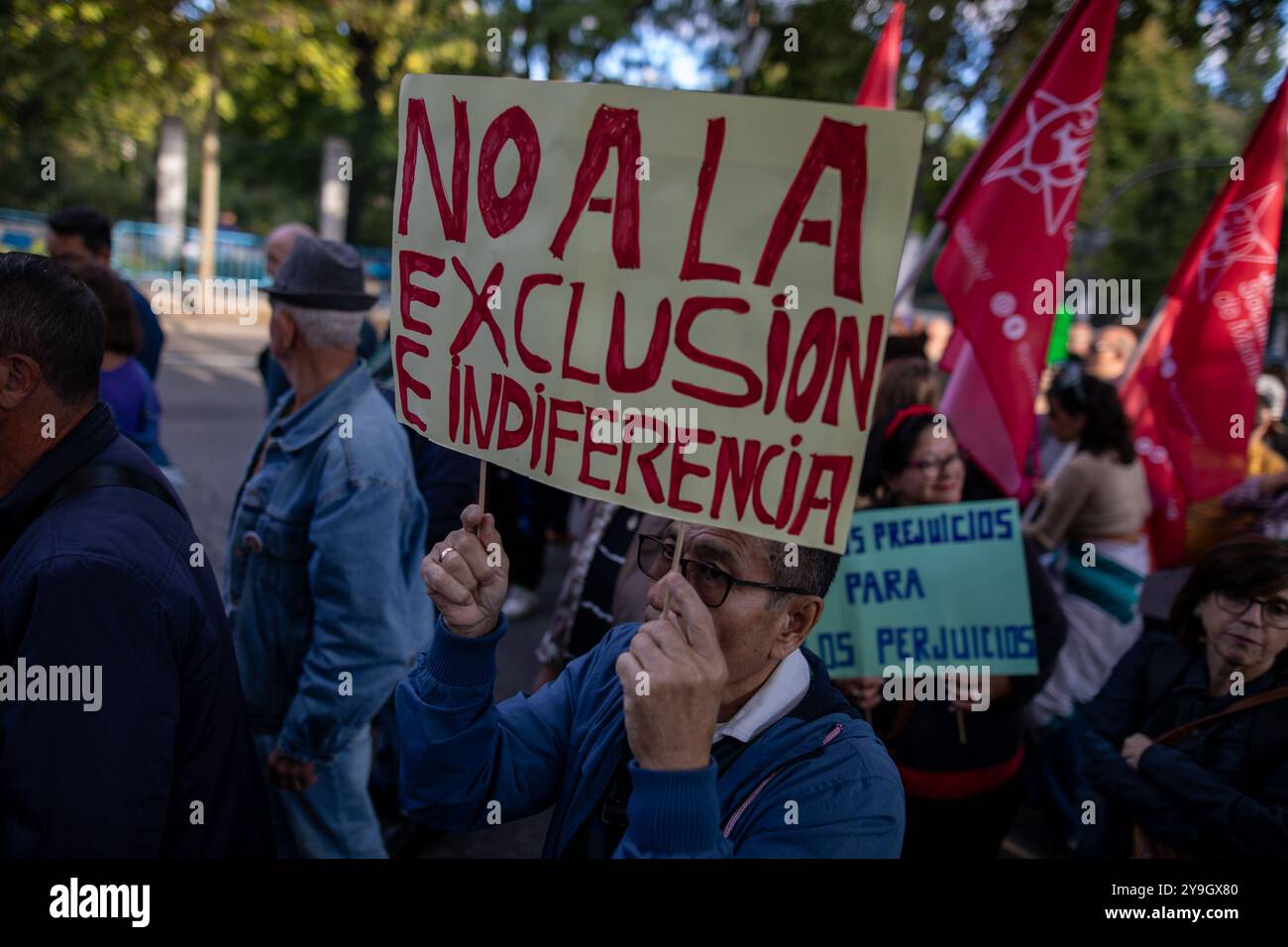 Madrid, Spagna. 10 ottobre 2024. In occasione della giornata mondiale della salute mentale, la Federazione della salute mentale di Madrid ha convocato questo pomeriggio per una marcia attraverso il centro di Madrid con lo slogan “lavoro e salute mentale, un legame fondamentale”. Le persone con problemi di salute mentale, i familiari, gli amici, il movimento associativo e il grande pubblico si sono riuniti per chiedere l'importanza di prendersi cura della salute mentale sul posto di lavoro, nonché per rendere visibile il lavoro del movimento associativo. Crediti: D. Canales Carvajal/Alamy Live News Foto Stock