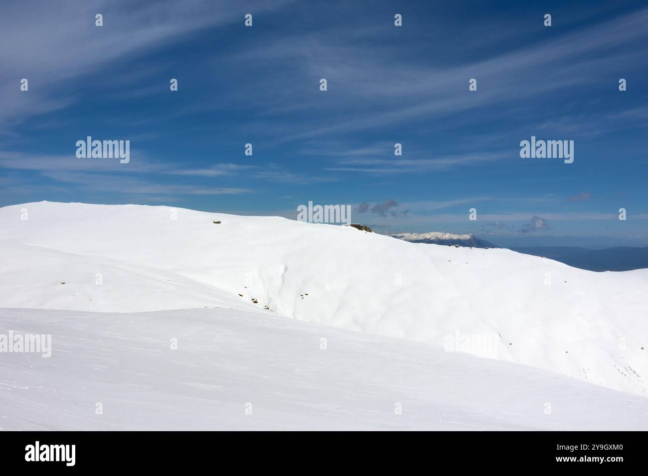 Panorama mozzafiato sulle piste innevate del centro sciistico Kaimaktsalan, Edessa, Grecia Foto Stock