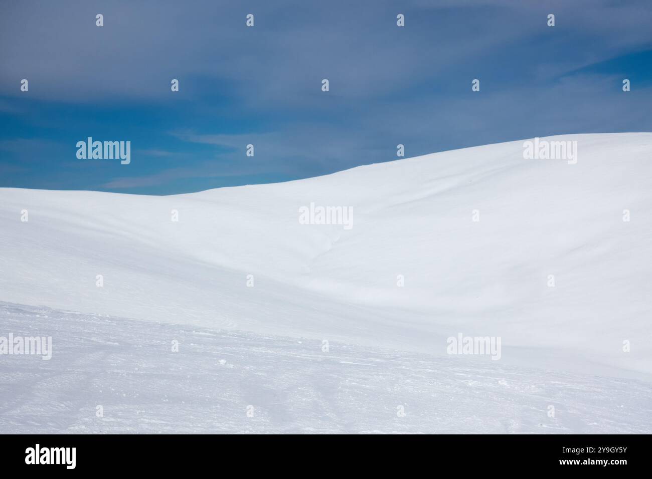 Panorama mozzafiato sulle piste innevate del centro sciistico Kaimaktsalan, Edessa, Grecia Foto Stock