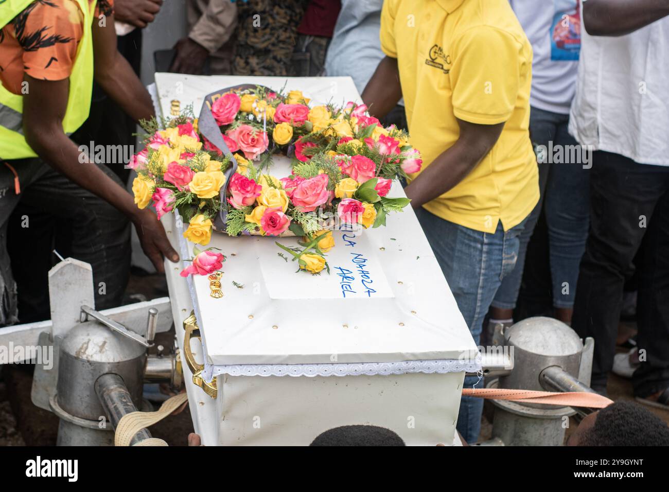 (241010) -- GOMA (DR CONGO), 10 ottobre 2024 (Xinhua) -- le persone trasportano una bara durante un funerale per le vittime di un recente incidente in traghetto a Goma, la capitale della provincia del Kivu settentrionale nella Repubblica democratica del Congo orientale (RDC), il 10 ottobre 2024. Giovedì a Goma si è tenuto un funerale ufficiale, in memoria delle vittime del recente incidente mortale del traghetto sul lago Kivu. La sepoltura di 11 cadaveri identificati di residenti di Goma uccisi dopo che il traghetto 'MV MERDI' si è rovesciato sul lago Kivu una settimana fa si è svolta al cimitero di Makao. Almeno 87 persone sono state uccise giovedì scorso dopo il capsiz del traghetto Foto Stock