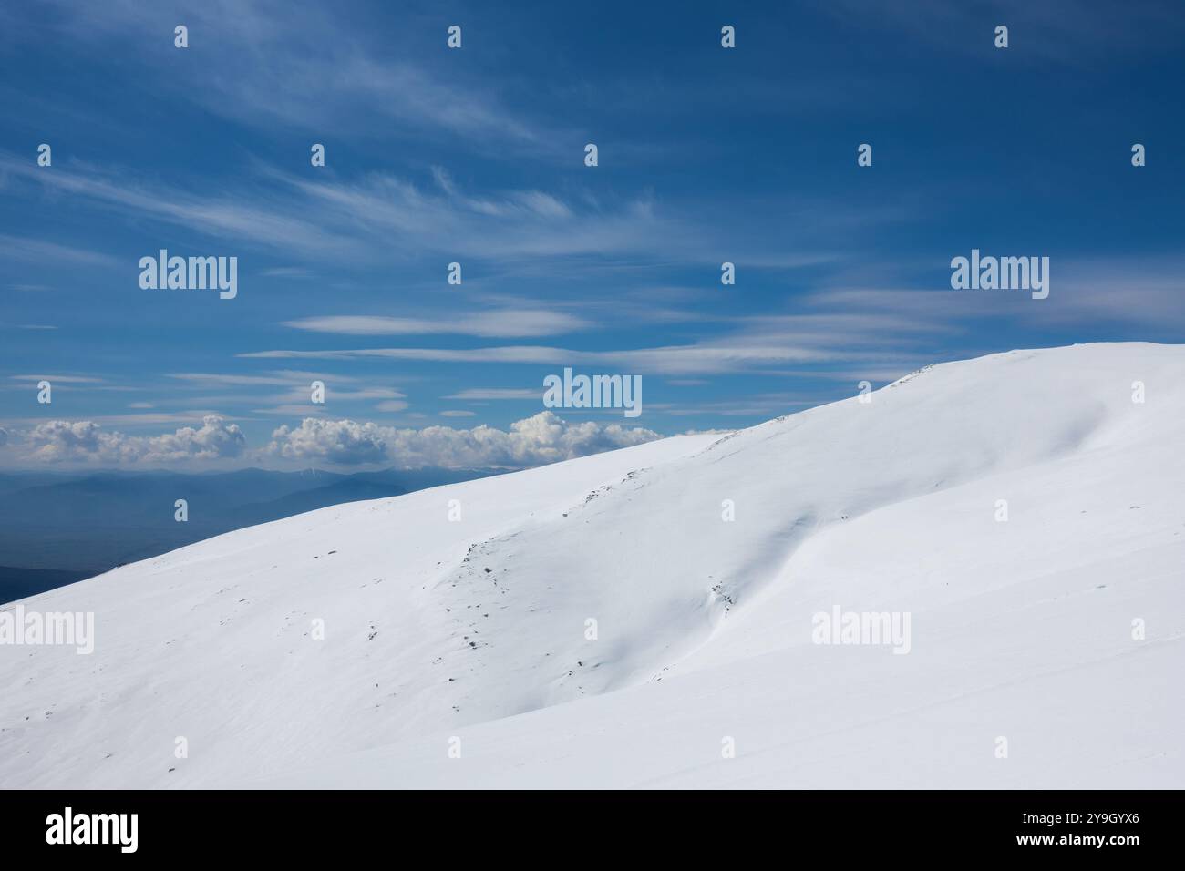 Panorama mozzafiato sulle piste innevate del centro sciistico Kaimaktsalan, Edessa, Grecia Foto Stock